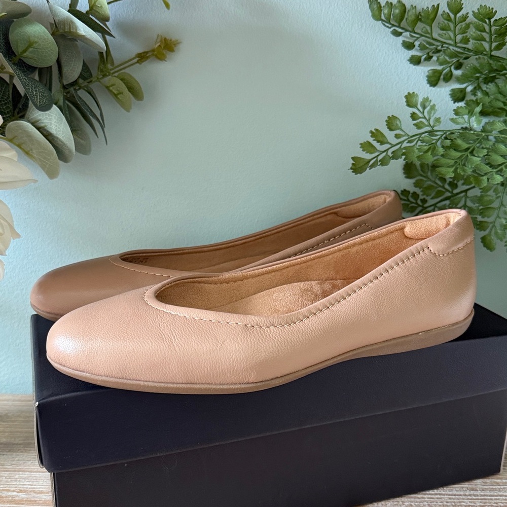 Naturalizer size 8 New Tan Leather Flats